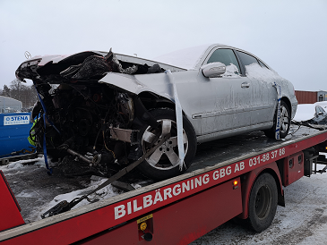 Krockad mercedes på väg till bilskrot i Kungsbacka