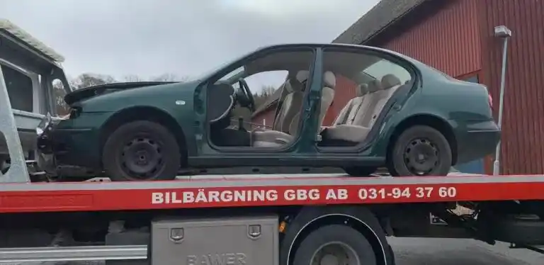 Bildemontering där bil tas isär och delar återvinns steg för steg
