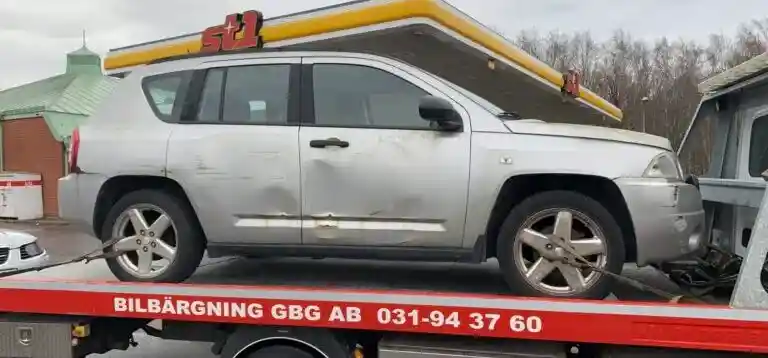 Skrotbil som omvandlas till råmaterial genom återvinning