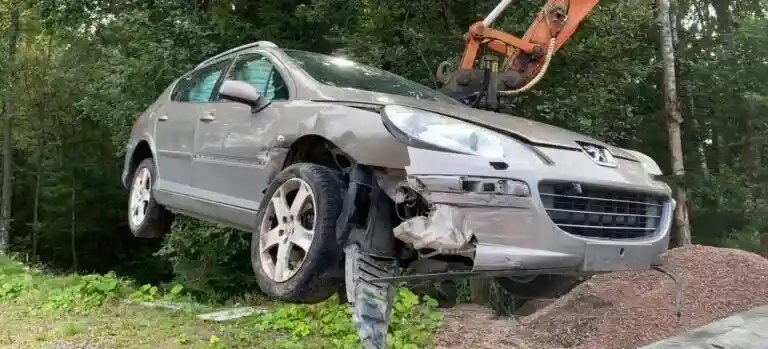 Skrotbil som blir värdefull genom återvinning och demontering
