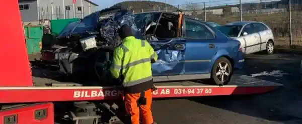 Bilskrot gör första värdering av skrotbil genom att kontrollera registreringsnummer, rullbarhet, skick och kompletthet inför offert.