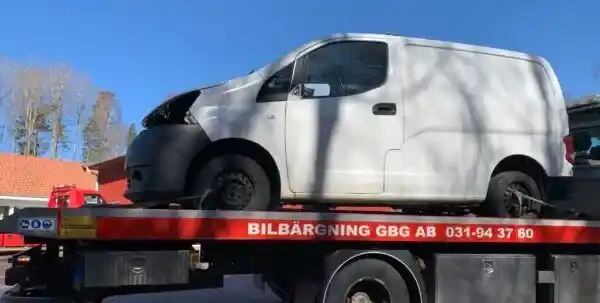 Skrotbil som hämtas med bärgningsbil där transport, konkurrens och reservdelar påverkar utbetalningen