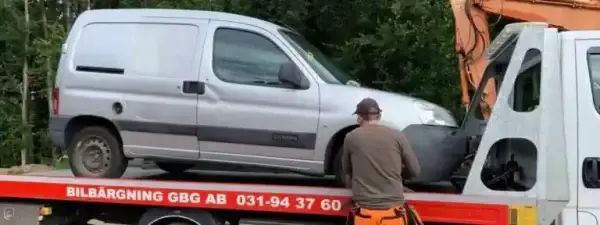 Person jämför flera offerter för skrotbil på mobil och dator för att få högre ersättning.