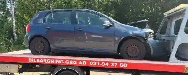 Äldre bil på uppfart som symboliserar rätt timing för att avsluta och frigöra ekonomiskt utrymme
