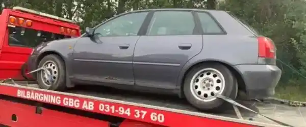 Uttjänt bil som transporteras för export där internationella regler och miljölagar styr hur skrotbilar får exporteras mellan länder.