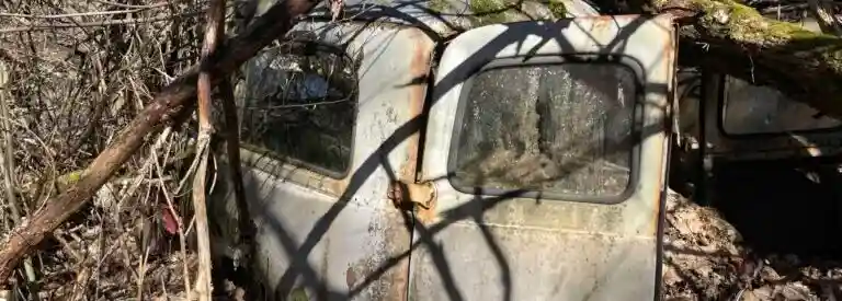 Skrotbil i Göteborg som värderas utifrån metallvärde, reservdelar och efterfrågan på lokala bilskrotar.