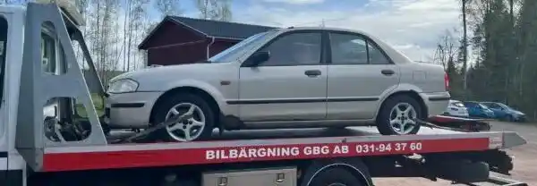 Gammal bil i Stenungsund som hämtas till bilskrot