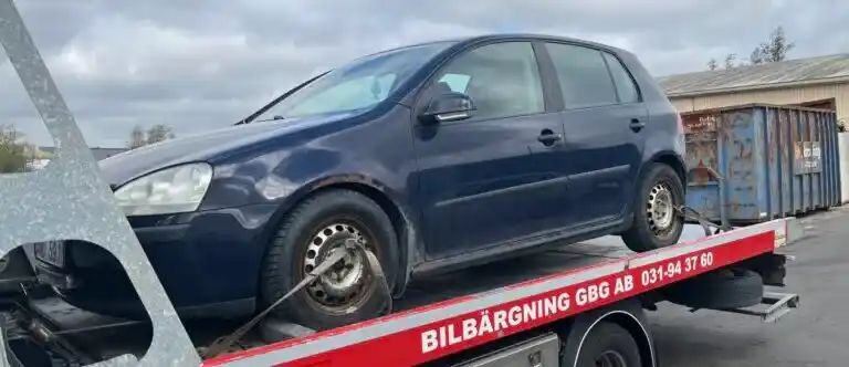 Avställd bil i Stenungsund som hämtas till bilskrot