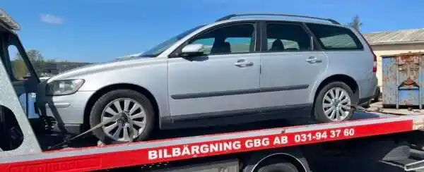 Trasig bil i Stenungsund som hämtas av bilskrot