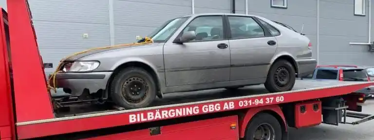 Bil som stått länge och ska skrotas i Kungälv
