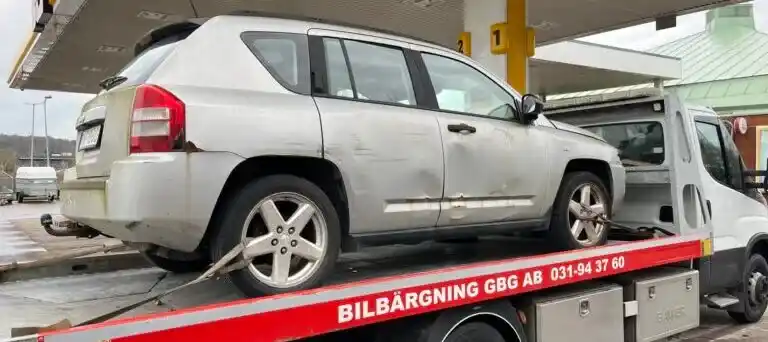 Trasig bil som ska skrotas i Kungälv